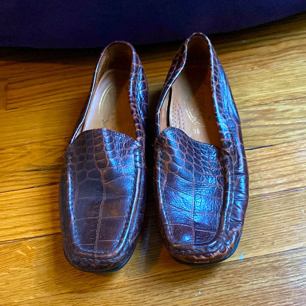 Liverpool Leather Flats